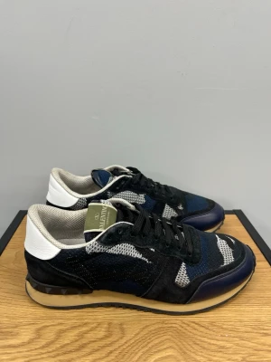 Valentino rockrunners  - Säljer nu dessa urfeta valentino rockrunners i stl 41. Fraktar oftast samma dag🚚📦 | bara skorna, ingen box följer med. Skick 8/10