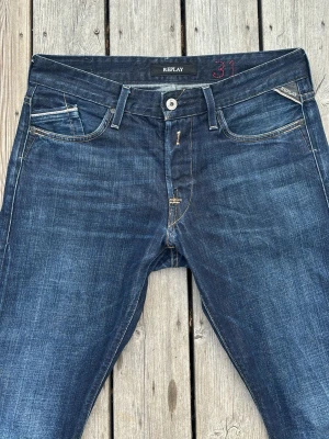 Mörkblå jeans från Replay W31 L34 - Snygga mörkblå jeans från Replay med raka ben. Tillverkade i denim med en skön passform. Perfekta för dig som gillar stilrena och tidlösa jeans.