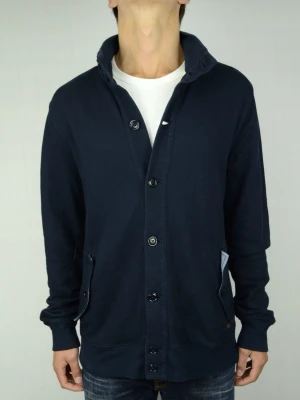 Woolrich cardigan  - WOOLRICH CARDIGAN Storlek : XL Passform : Normal Användning : Tröjan är i ett väldigt fint skick utan defekter Nypris : Cirka 3000SEK Modellen på bilden : 182CM och väger 74KG