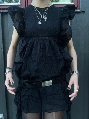 Svart volangklänning & Other Stories  - Svart miniklänning i bomullstyg och fint broderi fram, lite boho chic. Jag har bara använt den en gång till en middag så den är i nytt skick. Köpt för 990kr för ett år sen men har inte kommit till användning så dags att säljas💞Storlek 34. PS den blir superfin om man steamar eller stryker💗