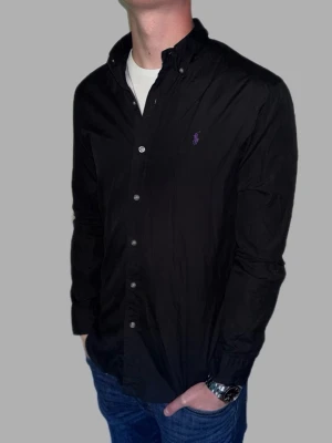 Svart skjorta från Ralph Lauren - 🔹 Märke: Ralph Lauren 🔹 Modell: Skjorta 🔹 Storlek: S 🔹 Färg: Svart 🔹 Skick: Väldigt fint skick 🔹 Passform: Slim fit 🔹 Pris: 349kr  ✅ 100% äkta ✅ Snabb frakt ✅ Fler bilder/video finns vid intresse ✅ Stilren och lättmatchad