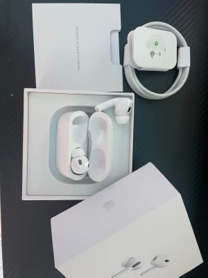 AirPods Pro 3 - 🎧 Apple AirPods Pro – mycket fint skick + komplett förpackning Säljer mina AirPods Pro som fungerar perfekt och är i mycket fint skick. Kommer komplett med: ✔️ Laddningsetui ✔️ Originalkartong ✔️ Manualer ✔️ Flätad laddkabel ✔️ Extra silikonpluggar Batteriet håller bra och ljudet är riktigt grymt med aktiv brusreducering och transparensläge. Perfekta till gym, resa eller vardag.