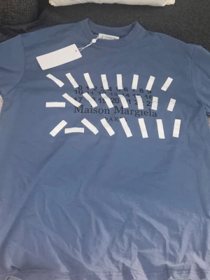 Blå Maison Margiela t-shirt - Snygg blå t-shirt från Maison Margiela 