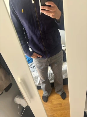Marinblå hoodie från Polo Ralph Lauren - Fräsch, färgen är kvar, inga hål inget sånt bra kap för priset. 