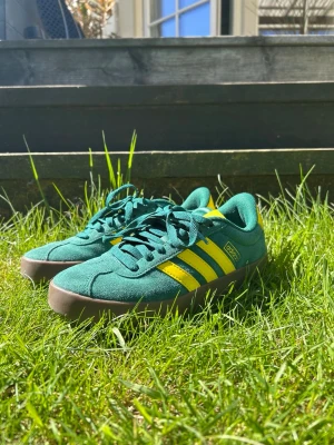 Adidas Originals Doernbecher sneakers - Dessa skor är i modellen Adidas Vl Court 3.0💚💛 Dessa skor är använda ung. 2-3 ggr, alltså är det i jättefint skick. Även sulorna är i jättebra skick👟 Original pris är 800kr, men skicka gärna prisförslag.  (jag är öppen för att sänka priset❣️)
