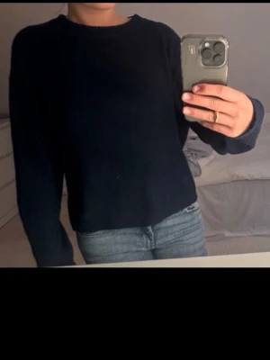 Mörkblå stickad tröja hm - Mörkblå stickad tröja från hm. 