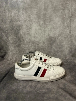 Moncler skor - Mycket fint skick | Size 42,5 | fraktar inom 24 timmar | för att köpa klicka ”köp nu” | vid frågor eller funderingar är det bara att skicka ett meddelande | följare får bättre rabatter🙌