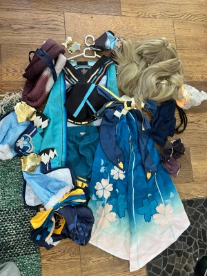 Kirara cosplay - Allt i cosplayen är inkluderat till och med svans och en utborstad peruk. Det ända som saknas är hennes små hårclip som är borta men de är enkelt att köpa till. Storleken är från xs-M och kan ändras. Haft på mig tre gånger.