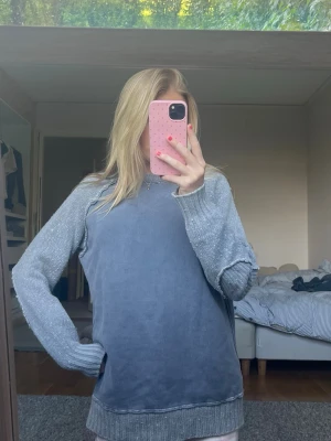 Gråmelerad sweatshirt med stickade ärmar - Snygg tröja som är i ett väldigt bra skick och ej använd på länge💕💕