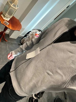 Maison margiela zip - Snygg zip tröja i storlek M i en stilren grå färg 