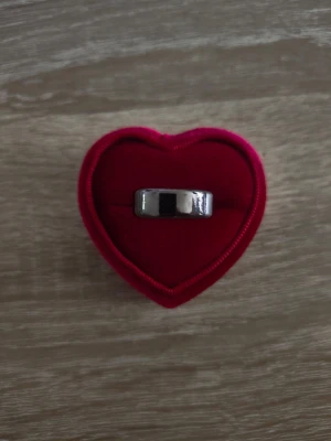 Klassisk bred svartfärgad ring - ring i storlek 19mm, svartfärgad. 
