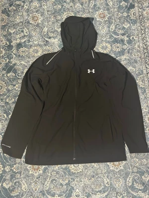 Under Armour jacka - Helt ny, aldrig använd. Liten i storleken (xxxl men sitter som xxl)