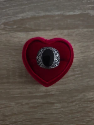 Svartfärgad ring med svart sten - ring i storlek 19,4mm, svartfärgad. 