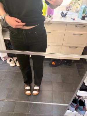 Jeans från Bershka - Straight leg jeans från Bershka, jag är 164 lång och de går ner över fötterna på mig. De är i bra skick och bekväma!!! 