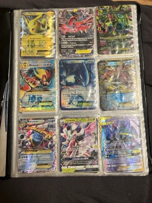 Pokémonkort samling i pärm - Stor samling Pokémonkort i pärm med plastfickor. Innehåller flera holografiska och sällsynta kort som Pikachu, Umbreon, Lugia, Vaporeon, Mega Blastoise och fler. Perfekt för samlare eller Pokémonfans som vill utöka sin kollektion.
