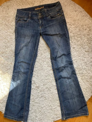 Lowwaist jeans bootcut vintage - Säljer dessa jeans då de är för små. Köpt vintage🌸🌸 midjemått:40 cm ytterbenslängd: 125cm innerbenslängd: 77 cm 