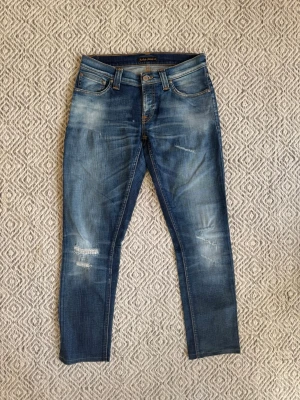 Nudie jeans - Nudie jeans - Modell: Tight Terry - Storlek: W28/L32(uppsydda till L30) - skick: 9/10 - Nypris runt 2000kr Bara att höra av sig vid minsta fundering!🤩