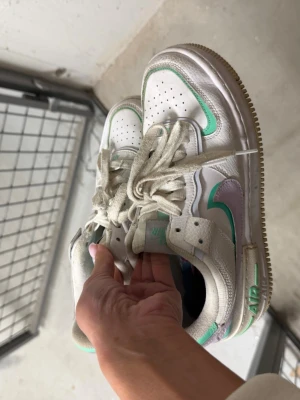 Nike Air Force 1 Shadow vit/grön/lila - Nike Air Force 1 Shadow sneakers. 