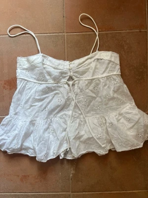 Vit topp, Zara - Säljer en supersöt topp från Zara!🌸💗☺️