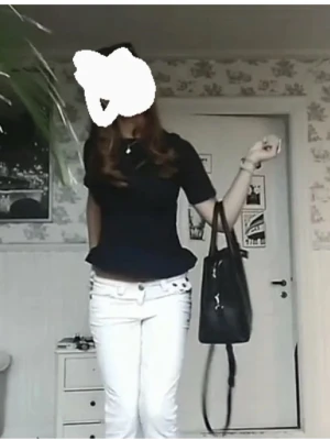 Marinblå peplum topp - Snygg Marinblå peplum topp med volang och korta ärmar och figurnära passform. Toppen har en markerad midja och lätt utsvängd nederdel som ger en feminin siluett. Perfekt att styla med jeans eller kjol för en trendig look.