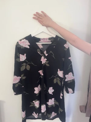 Svart blommig tröja  - En vintage svart tröja med rosa blommor från 90 talet