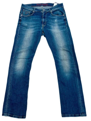 Bruno banani jeans  - Riktigt schyssta jeans ifrån Bruno banani. I storleken 34/34. Snygga slitningar och wash. Bara att hör av sig vid frågor eller funderingar