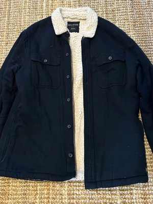Hollister overshirt/jacka - Säljer denna riktigt snygga Hollister overshirten i storlek M passar också S. Den är i fint skick! Riktigt varm och perfekt för de lite kallare tiderna!   Hör av er vid fler frågor eller bilder!  Pris ej hugget i sten!   Kolla min profil för mer liknande plagg 😊