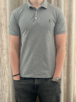 Ralph Lauren piké | M  - Grå Ralph lauren piké | mycket fint skick och inga defekter | om du har funderingar tveka då inte på att höra av dig | ⚜️