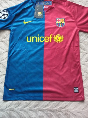 Barcelona 2009 UCL Tröja - Tjena, säljer en galet fräsch och väldigt sällsynt Barcelona tröja med Xavi Hernandez och nummer 6;a skrivet på baksidan. Tröjan är helt oanvänd och passar för 180cm och däremot 183cm också! 