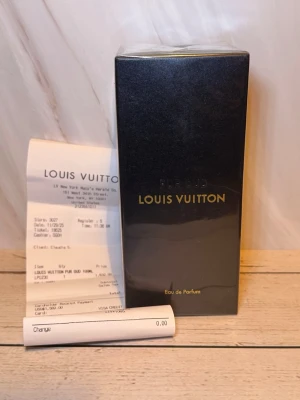 Louis Vuitton Pur Oud Eau de Parfum - Exklusiv parfym från Louis Vuitton, Pur Oud Eau de Parfum. Kommer i en elegant, svart och guld box med minimalistisk design. Perfekt för dig som vill ha en lyxig och sofistikerad doft. Förpackningen är tillverkad av kartong och flaskan är troligtvis av glas.