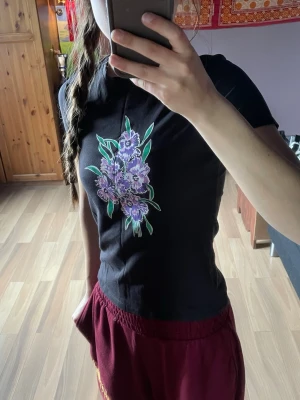 T-shirt m bukett - Väldigt fin tröja, tight men inte för tight mot kroppen. Väldigt fin och knappt använd. Är i bomull