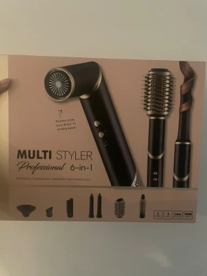 Multi Styler 6-i-1 svart/guld - Säljer en Multi Styler Professional 6-i-1 i svart och guld. Den har flera utbytbara tillbehör för att torka, locka och styla håret. Med 3 värmelägen, 2 hastigheter och cool shot-funktion. Perfekt för dig som vill ha olika stylingmöjligheter i ett verktyg.