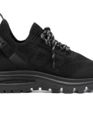 Svarta Dsquared2 sneakers - Snygga helsvarta sneakers från Dsquared2 med stickad ovandel och grov sula. Skorna har svarta och vita mönstrade skosnören samt dragflikar både fram och bak. Perfekta för dig som gillar en sportig och modern look.