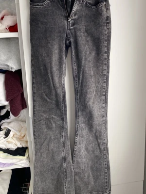 Grå bootcut jeans från Perfect Jeans - Säljer ett par grå bootcut jeans från Ginatricot med snygg tvättad look. De ser ganska high waisted ut men de är mid waiste. Säljer för att de inte används på ett tag. Priset kan diskuteras 