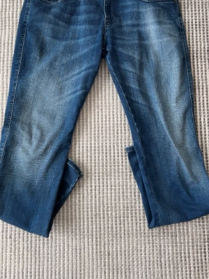 Blå Replay Anbass jeans från Replay. - Säljer ett par Replay anbass jeans i toppskick.          Använda fåtal gånger då dem är för små.    Storlek W30 L30. Fraktar samma dag vid köp.          Hör av er vid funderingar!🚚👖