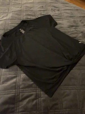 Svart tränings-tshirt med söt knut - Svart tränings T-shirt från stadium. Har du fler frågor, kom gärna privat🌸