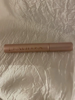 Lenoites ögonfransserum guldbeige - Snyggt ögonfransserum från Lenoites i en stilren guldbeige tub. Perfekt för dig som vill boosta dina fransar med ett serum. Oanvänt, inte testat!
