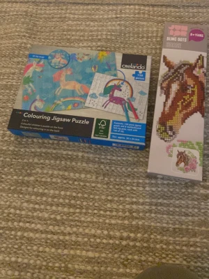 Pussel och pysselkit med hästtema - Säljer ett 150-bitars färgläggningspussel från Crelando med hästar och ett Bling Dots pysselkit där du kan skapa en glittrig hästbild. Perfekt för dig som gillar kreativa aktiviteter och hästar. Passar från 8 år.75 kr för båda HAR ALDRIG ANVÄNT 💕🥰