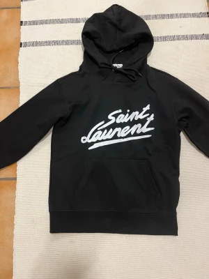Yves saint Laurent hoodie - Snygg saint Laurent hoodie i svart sitter väldigt bra för xs 