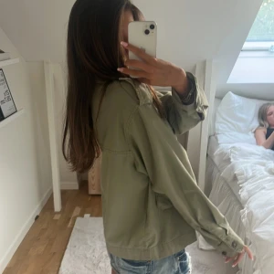 Grön jacka  - Skitsnygg😍😍 superbra skick!! Använd sparsamt, inga defekter. Perfekt rill våren!