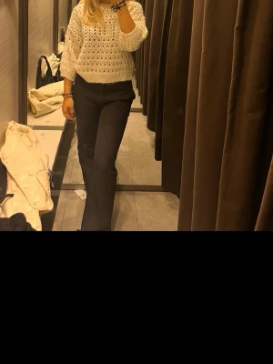 Lågmidjade kostymbyxor  - Säljer ett par Lågmidjade kostymbyxor med slits nere vid fötterna. Stl 38 men passar 36. 