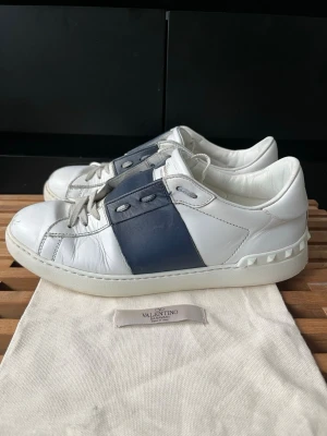 Valentino open  - Tjena, säljer nu dessa riktigt snygga och populära valentino opensen, de är i bra skick utöver lite skråmor längst fram vid tårna, dustbag ingår, storlek Eu 39, hör av er vid frågor och funderingar🙌🤝 