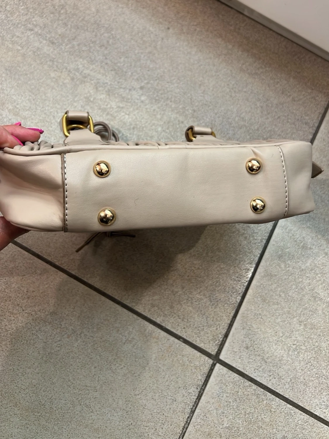 Beige handväska med pärldetaljer - 5