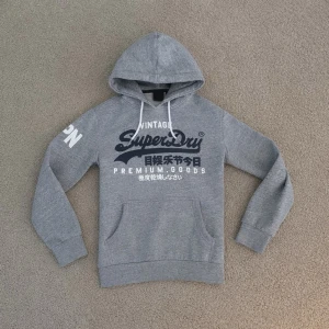 Superdry Hoodie - Tja! Säljer en Superdry Hoodie i storleken (S)-skick 9/10. Vid minsta fundering hör av er!