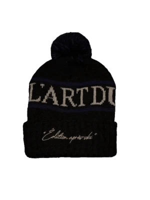 L’art du style mössa - Våran egna mössa i svart färg med blåa detaljer samt ljusgrå text och brodyr. Perfekt för att hålla dig varm – och hålla stilen. 