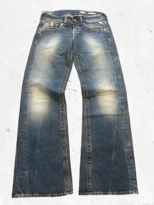 Vintage Replay Janice Low Waisted Jeans -  Midja: 38 cm Längd: 101 cm Innerbenslängd: 80 cm Benöppning : 25 cm  NOTE!!!!!!!🚩🚩🚩🚩 Måtten kan variera +- 1 cm   Jag tar inga bilder med jeansen på eftersom att dom oftast inte passar mig!