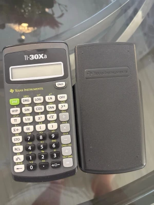 Texas Instruments TI-30Xa miniräknare - En svart TI-30Xa miniräknare från Texas Instruments med tydliga vita och gröna knappar samt skyddsfodral i plast. Perfekt för matte, fysik och kemi med funktioner som trigonometriska beräkningar, logaritmer och exponenter.