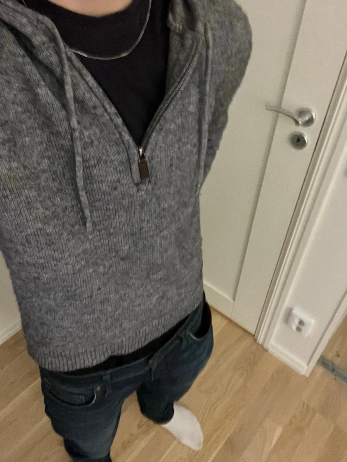 Grå stickad hoodie med dragkedja - 1