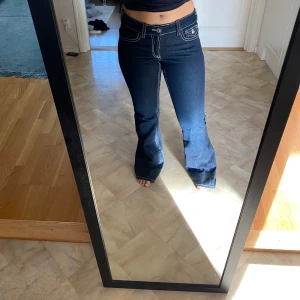 Mörkblå bootcut jeans  - bootcut jeans nästan helt nya 