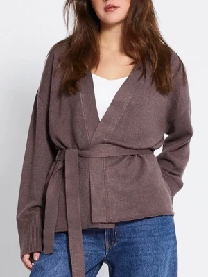 Brun omlottkofta med knytskärp - Mysig brun omlottkofta med brett knytskärp i midjan och långa ärmar. Storlek S 